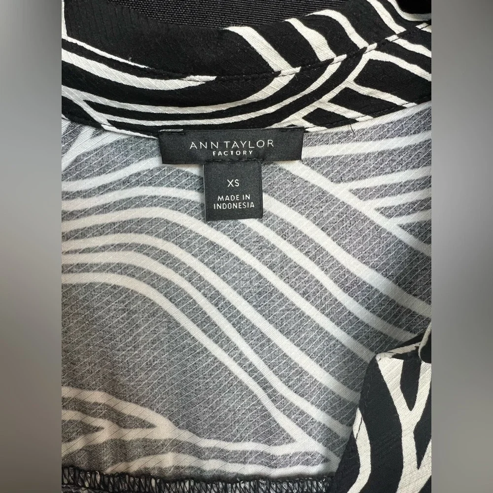 🖤 EUC ANN TAYLOR FACTORY Black & White Wavy Line V-Neck Blouse | Women’s Size XS - Picture 4 of 8